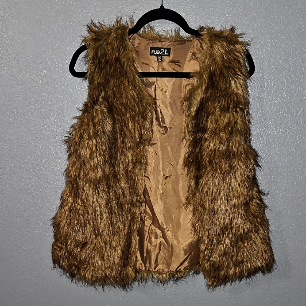 RUE 21 Faux Fur Vest in Brown. Size L/XL
